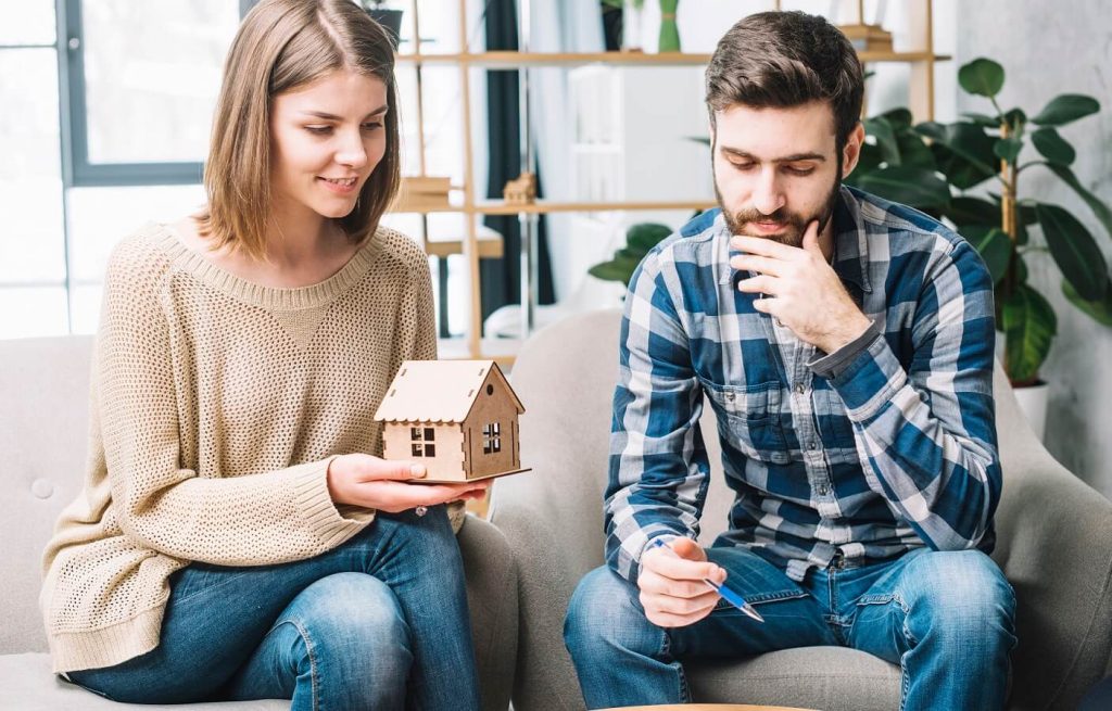 couple dividing house during the divorce